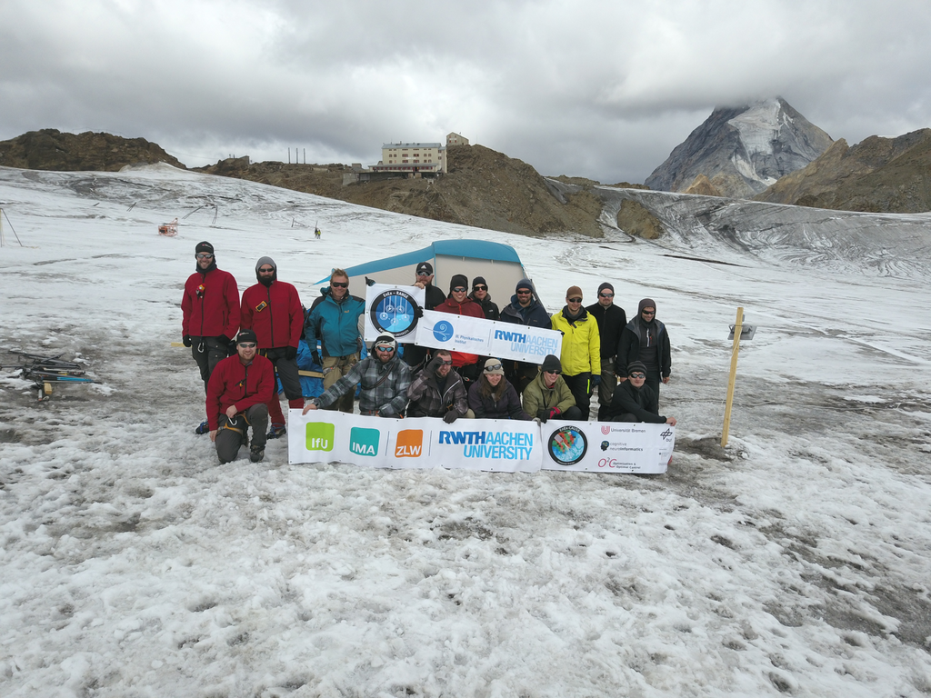 Gruppenfoto des EnEx-Teams auf dem Gletscher.